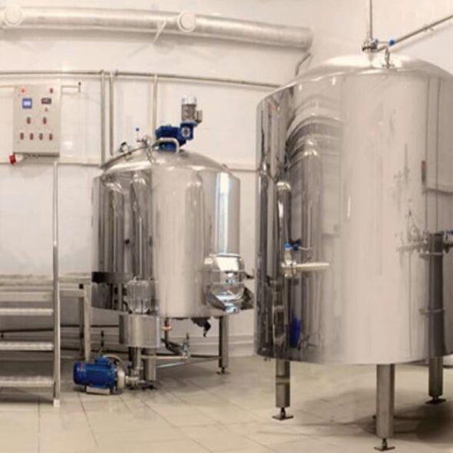 Industrielle Brauereiausrüstung Professionelle Bierbrauereiausrüstung aus Edelstahl 2000L Bierproduktionslinie